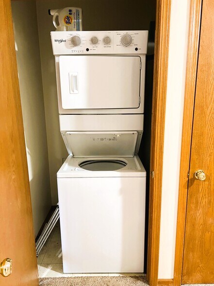 Washer/ Dryer - 1400 E Rushmore Dr