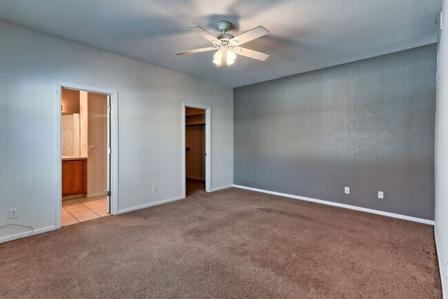 Building Photo - 3 Bedroom 3 Bath Townhome