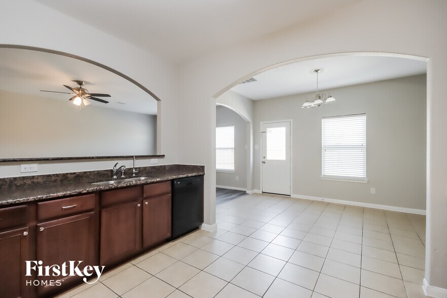 Building Photo - 15406 River Ends Dr