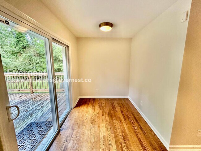 Building Photo - 210 Pinetree Cir