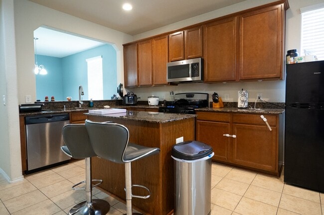 Building Photo - 1414 S Maple Dr