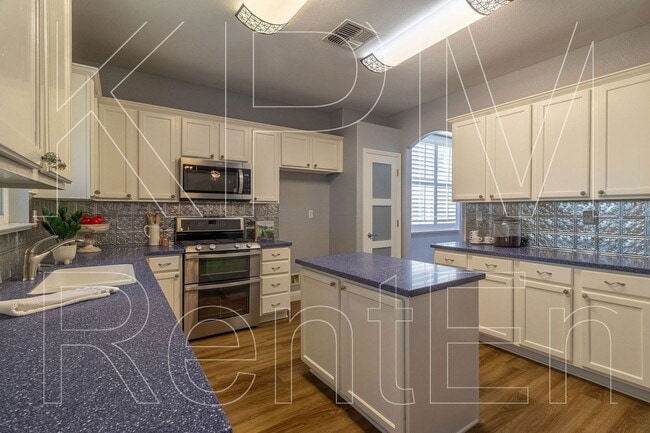 Building Photo - 6221 Crestview Cir