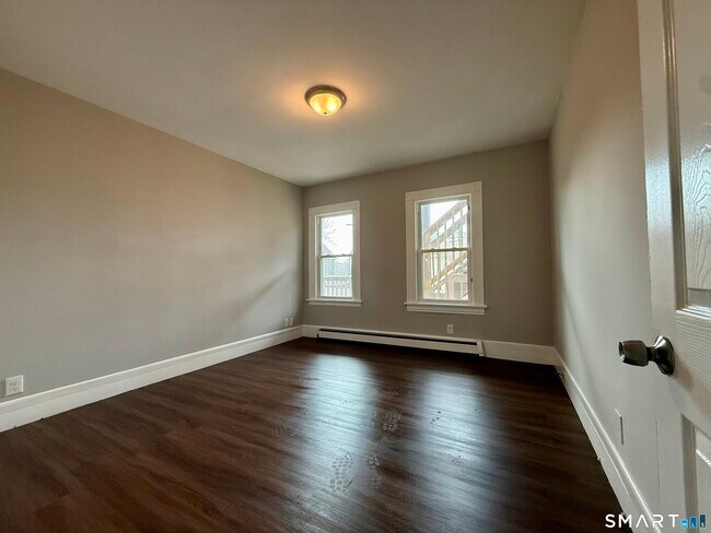 Building Photo - 135 Caroline St