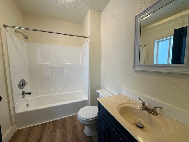 Building Photo - Two Bedroom One Bathroom Available in Battle Creek