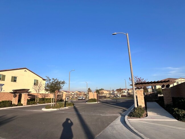 Building Photo - 762 S Sumac Ln