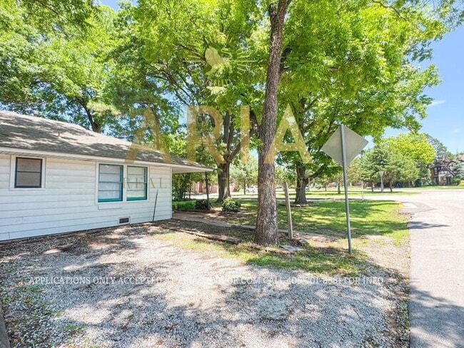 Building Photo - *AVAILABLE NOW!!* 2 Bed/2 Bath Duplex Supe...