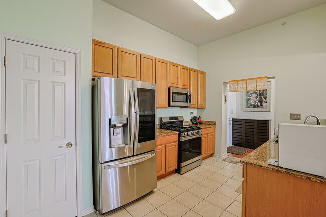 Building Photo - 1739 Tudor Ln