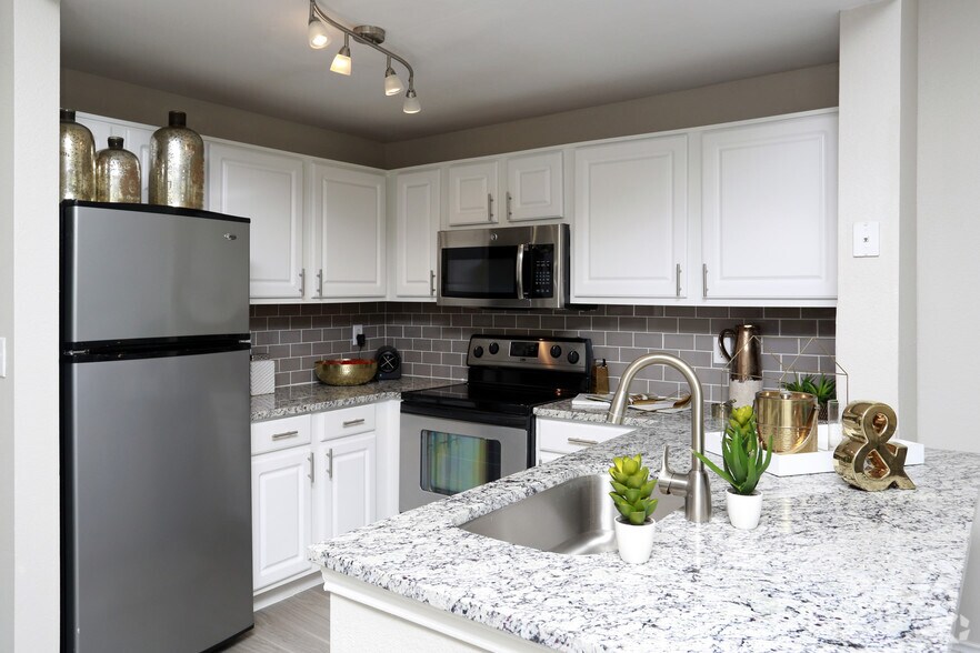 Hidden Lakes 5333 Fossil Creek Blvd Haltom City TX 76137 Apartment