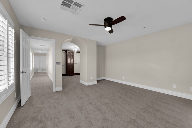 Building Photo - Beautiful Two bedroom 2 1/2 bath