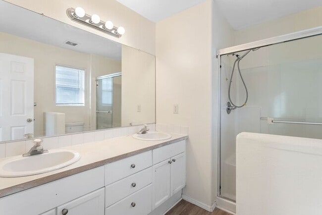 Building Photo - Large 3 bedroom 2.5 Bath Home! Tour Today!