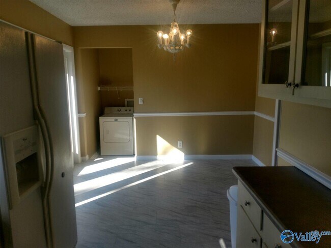 Building Photo - 11012 Crestfield Dr SE