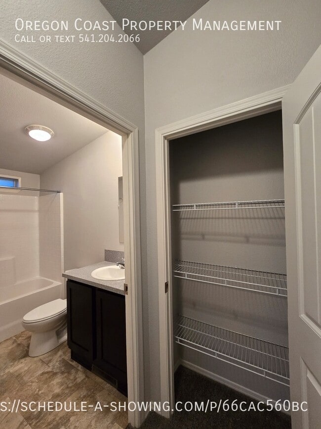 Building Photo - 15 N Hillside Dr