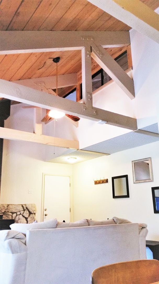 Building Photo - Charming Fully Furnished 2 Bed, 2 Bath Con...