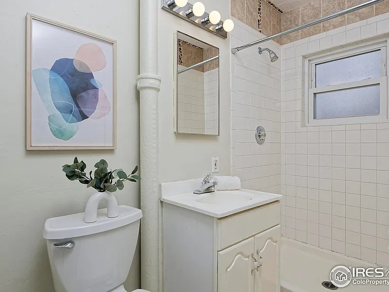 Building Photo - 335 Park St