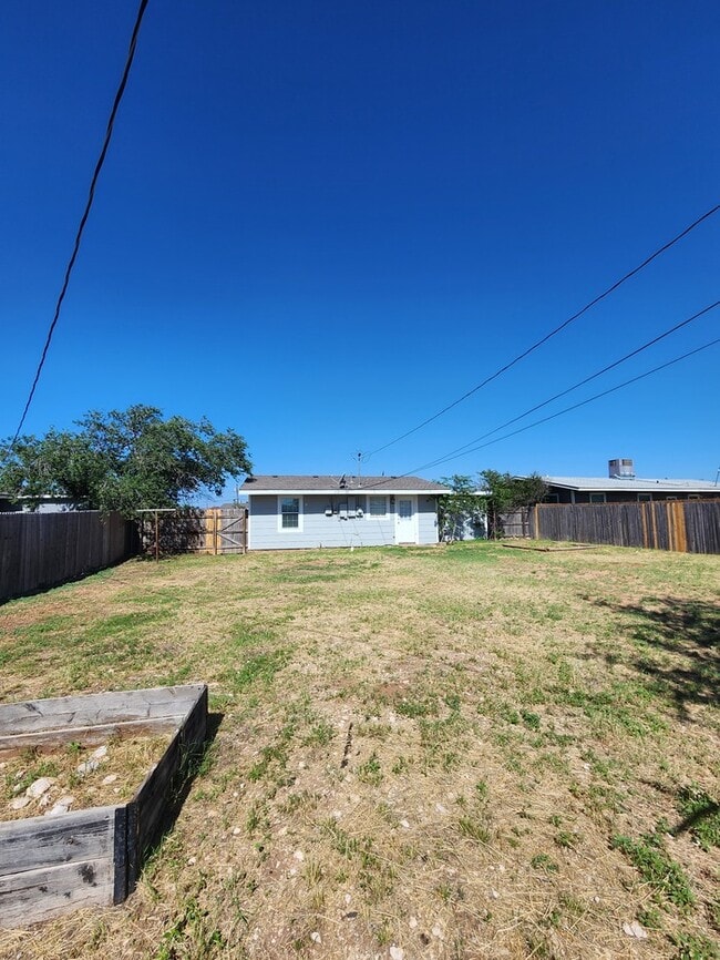 Building Photo - 3 bed 1 bath home with large backyard!