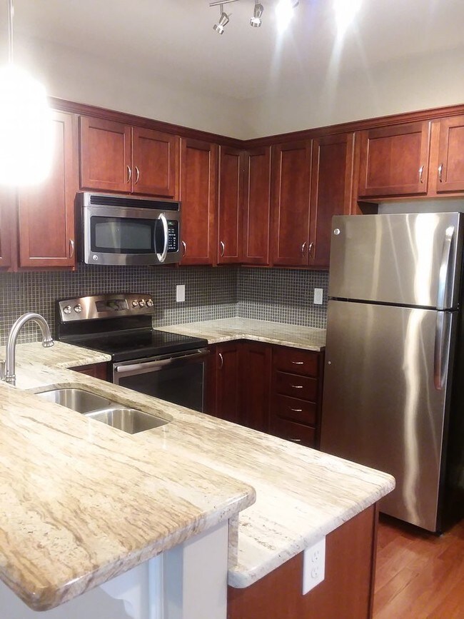 Building Photo - Nashville Townhouse w/Attached Garage