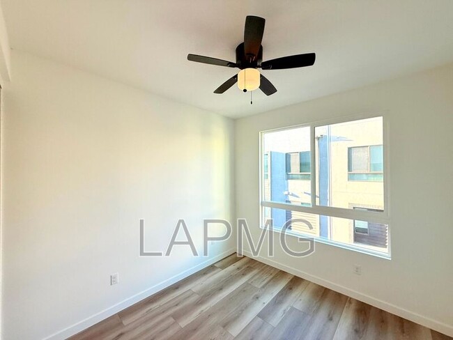 Building Photo - 4334 N Jimson Rd