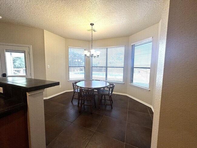 Building Photo - 772 Riverside Dr