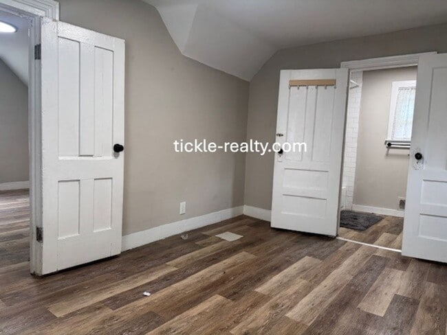 Building Photo - Cute 1 Bedroom W/ Den Cottage in the Swill...