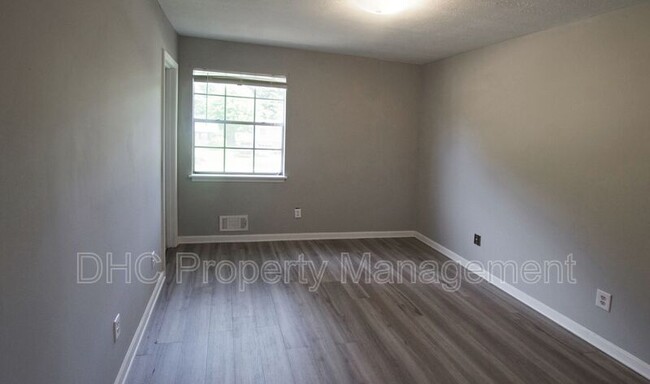 Building Photo - 210 Creekwood Ln