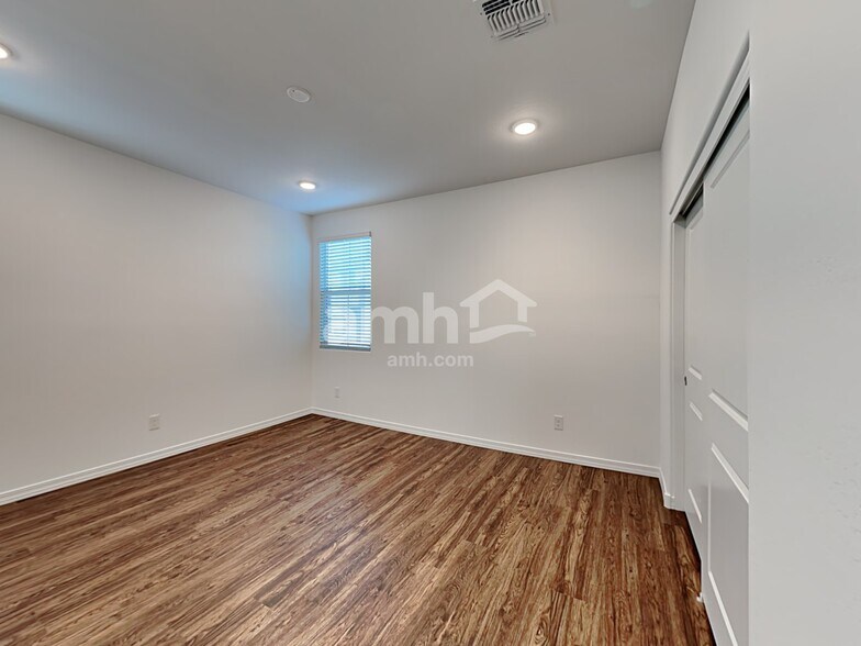 Building Photo - 881 S 150th Dr