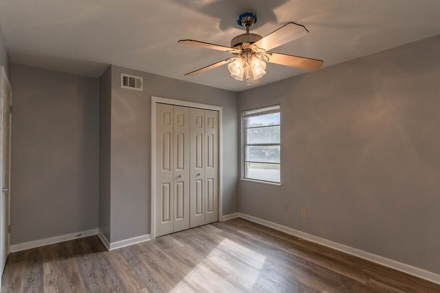 Master bedroom - 1800 Hilltop Dr