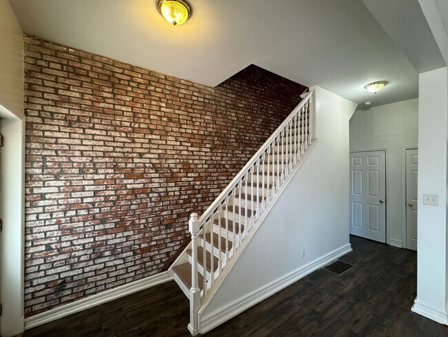 Building Photo - 2027 Russell Blvd