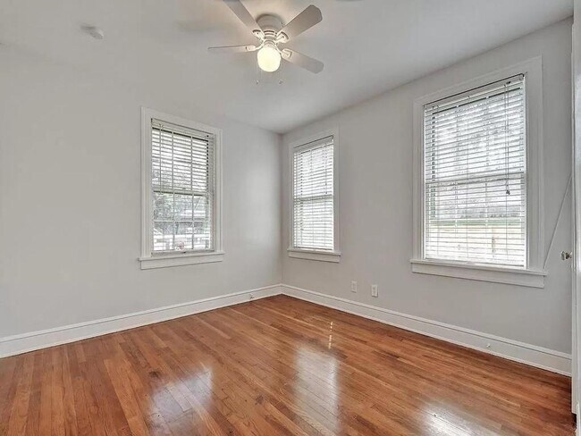 Building Photo - Remodeled 6 Bedroom Walking Distance to UT