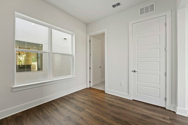 Building Photo - 850 TETBURY Lp