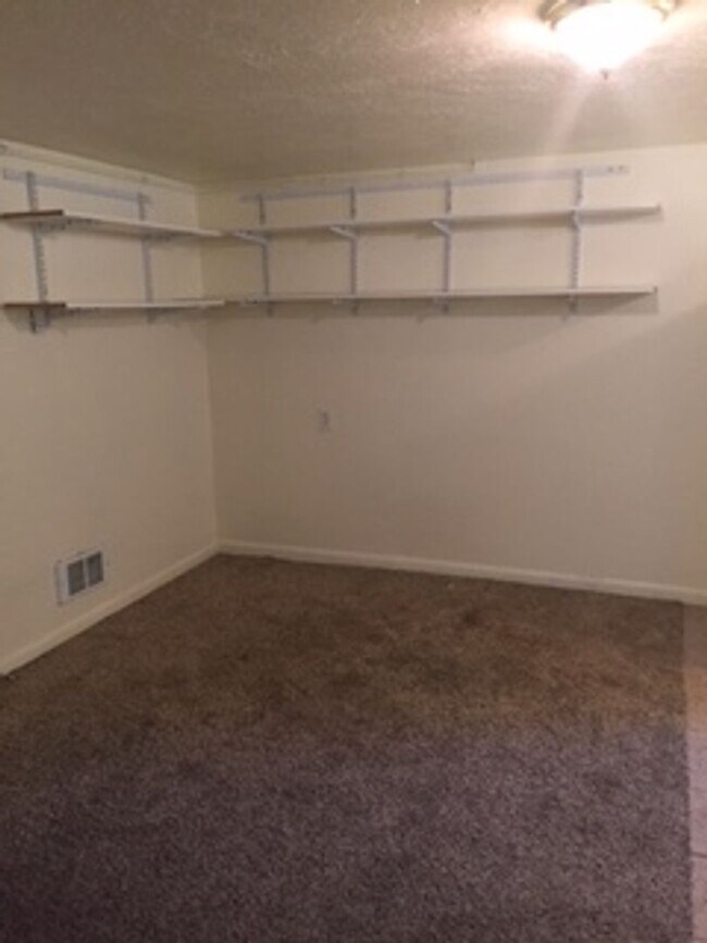 Building Photo - Spacious studio apartment located near downtown Idaho Falls!