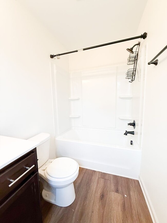 Building Photo - 2 Bedroom 2 1/2 Bathroom Home!