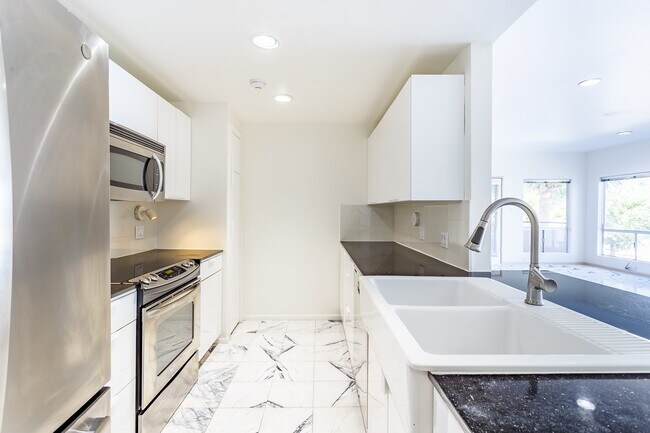 Building Photo - 1302 Marina Bay Dr