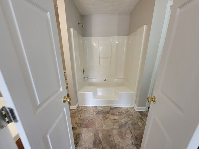 Building Photo - Gorgeous Split-Level 2 Story Home New Paint