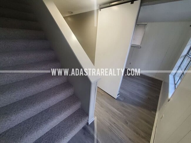 Building Photo - Very Nice Overland Park Duplex-Available NOW!!
