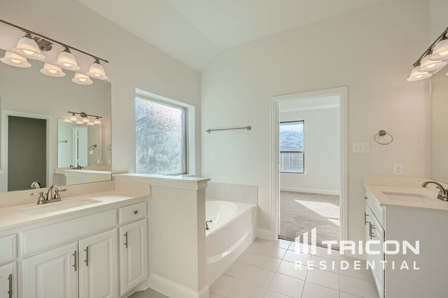 Building Photo - 334 S Hill Dr
