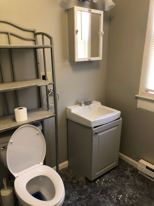 Building Photo - 1 BR 1Bath upstairs apartment