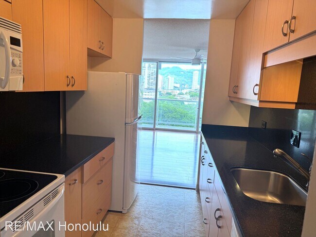 Building Photo - 1 br, 1.5 bath House - 2233 Ala Wai Blvd #8C