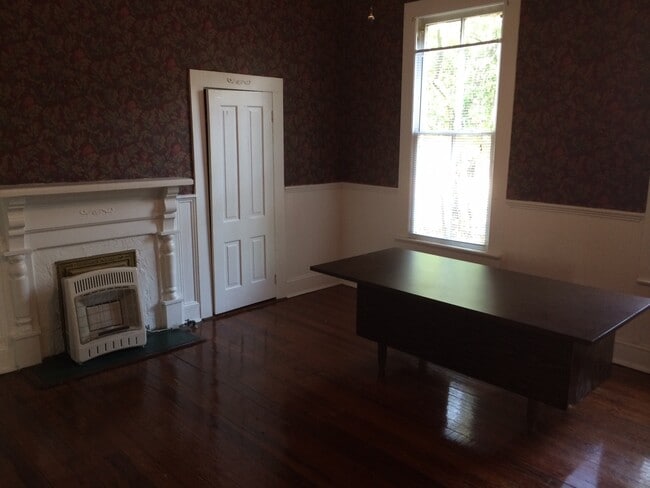 Building Photo - 3 bedroom, 2 bath Historic Home Near Downt...