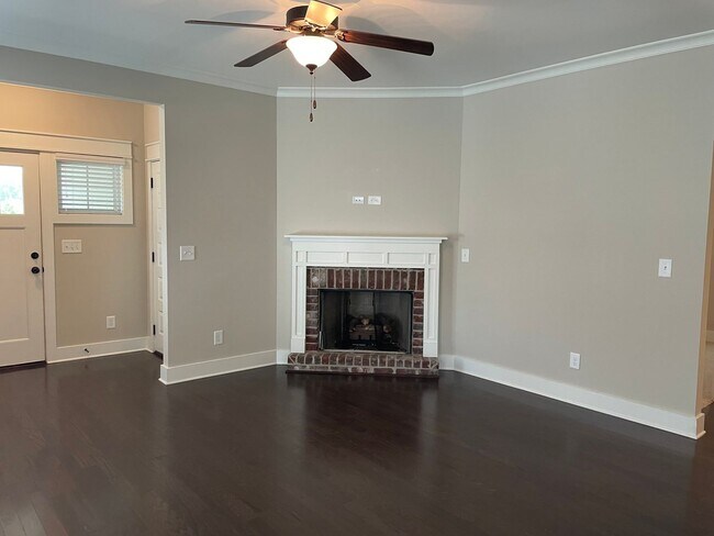 Building Photo - One level home with 2 Car Garage!