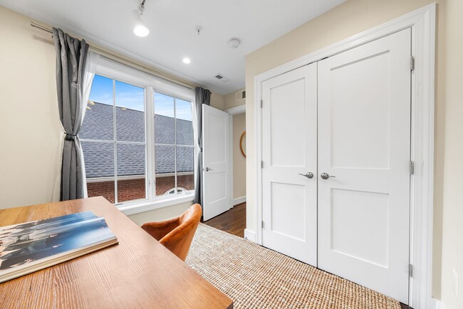 Building Photo - Stylish 2BR/2BA Bi-Level Condo with Private Roof Deck and Covered Parking!