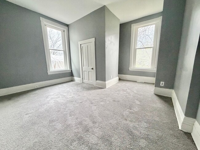 Building Photo - 447 Warner St