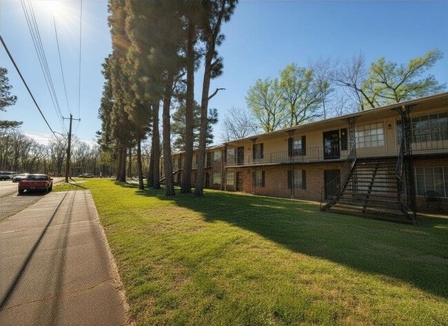 Building Photo - 2 Bedroom / 1.5 Bath Apartment at Raleigh Pines Apartments