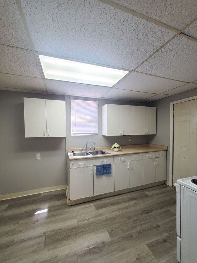 Building Photo - 2 BEDROOM SINGLE FAMILY HOME