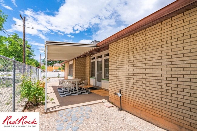 Building Photo - 3 Bedroom End Unit Townhome in Downtown St. George