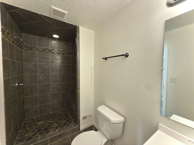 Building Photo - 4 Bedroom Clearfield Town Home Available i...