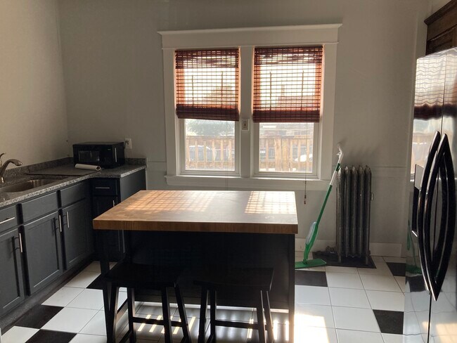 Building Photo - 725 Michigan St NE