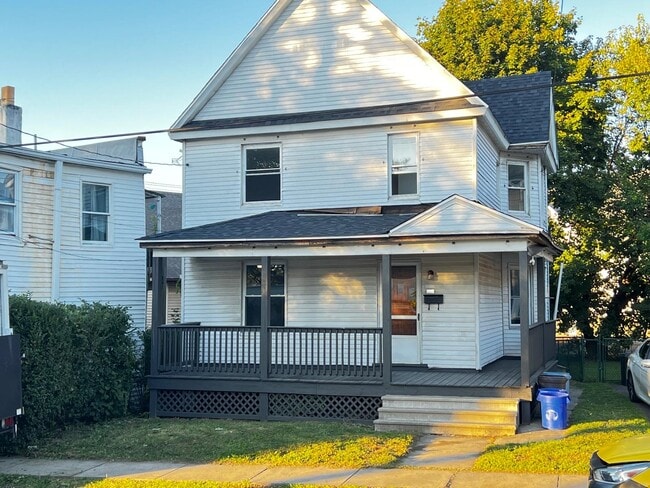Primary Photo - 210 School St