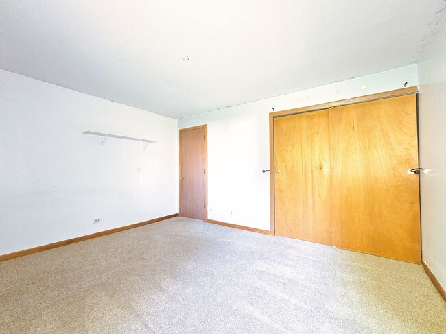 Building Photo - 2434 Red Bud Ct