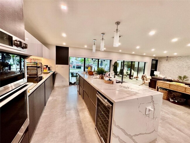 Building Photo - 2305 Magnolia Dr