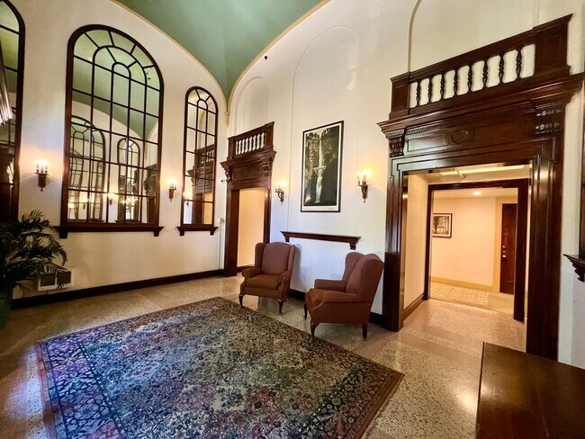 Building Photo - Historic Studio with Murphy Bed, Storage & Prime Alphabet District Location!